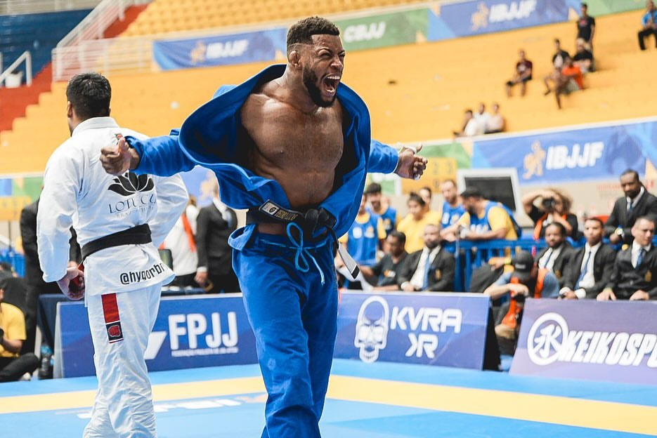 Pedro Lucas extravasa após vencer a luta. Foto: François Fotografia
