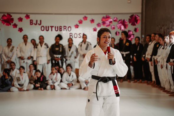 Bia Basilio faz discurso durante o BJJ Outubro Rosa 2024. Foto: @ade.take