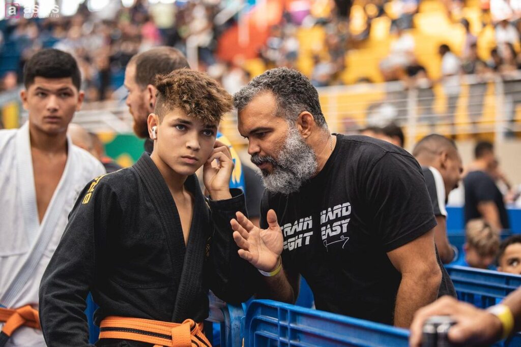 Jorjão Fernandes e o pai, Junior, no Brasileiro 2023. Foto: Ana Assis/Assis Fotografia