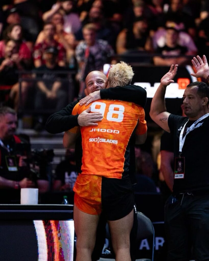 Felipe Costa abraça o professor Xande Ribeiro após vencer no ADCC 2024. Foto: Sharon Chi
