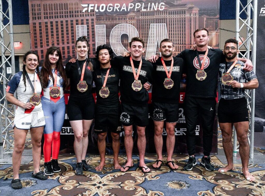 Jasmine Rocha, Helena Crevar, Elizabeth Mitrovic, Deandre Corbe, Andrew Tackett, William Tackett, Michael Pixley e Mike Perez. Foto: Jordan Huynh