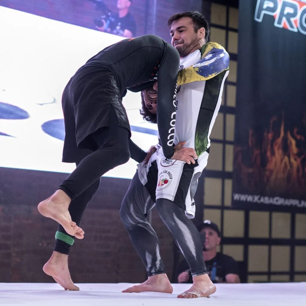 Celsinho Venicius e sua guilhotina fatal. Foto: Reprodução/Instagram