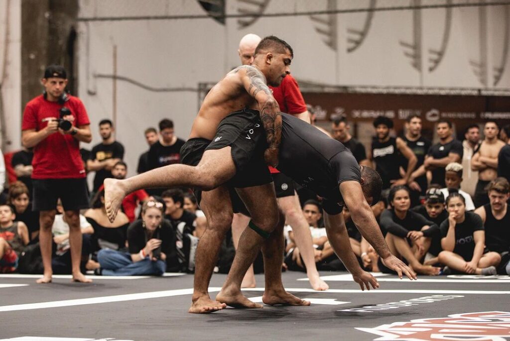 Henrique Ceconi em ação contra Eli Braz. Foto: Ana Assis/Assis Fotografia