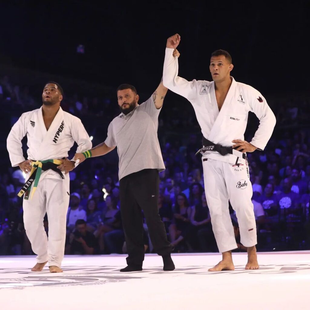 Fellipe Andrew derrotou Isaque Bahiense na semifinal do GP Meio-Pesado. Foto: Omoplata Films