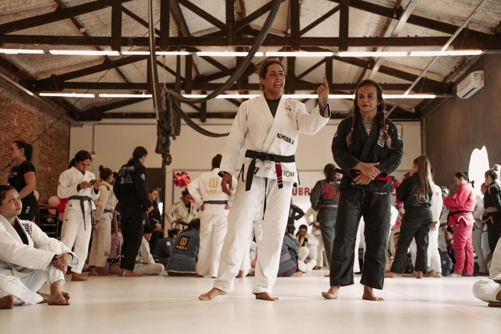 Carina Santi durante o BJJ Outubro Rosa 2024. Foto: @ade.take