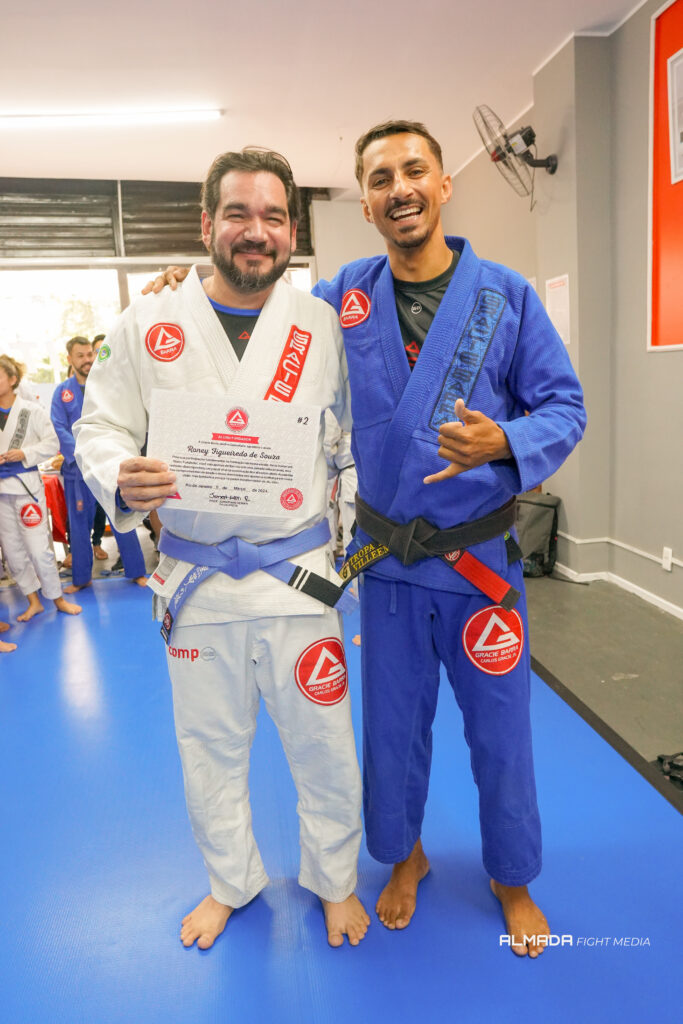 Jonathan Renan com seu aluno na GB Jardim Guanabara. Foto: Gabriel Almada/Almada Fight Media