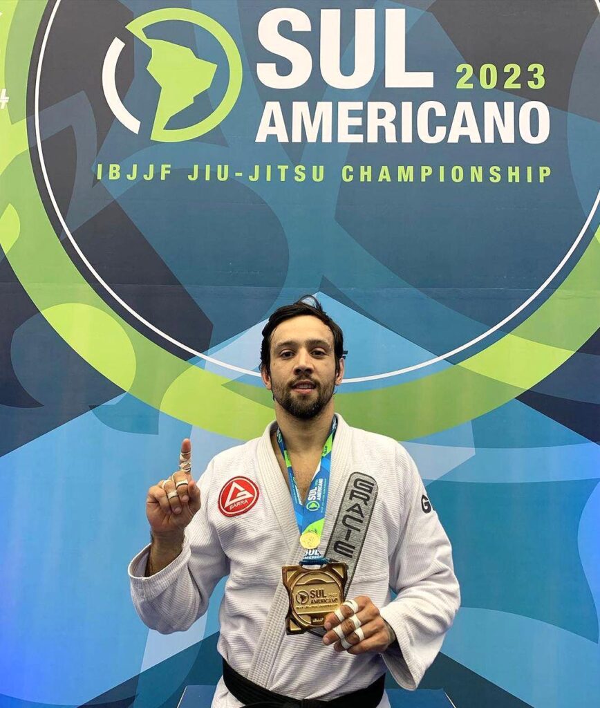 Matheus Valentim boletou o ouro no Sul-Americano 2023. Foto: Divulgação/CBJJ