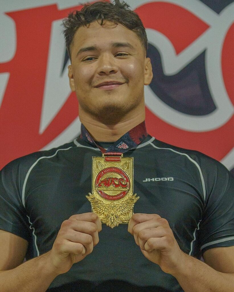 Felipe Costa com o ouro do ADCC Trials. Foto: ADCC