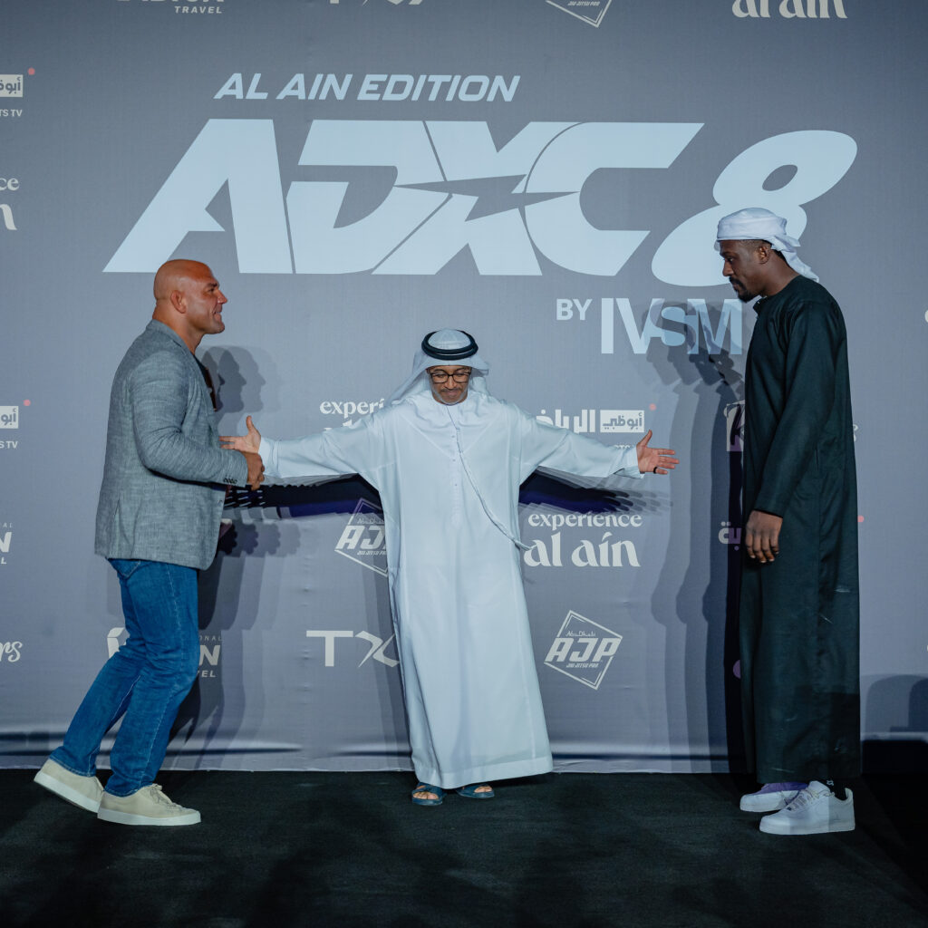 Roberto Cyborg encara Haisam Rida no ADXC 8. Foto: ADXC