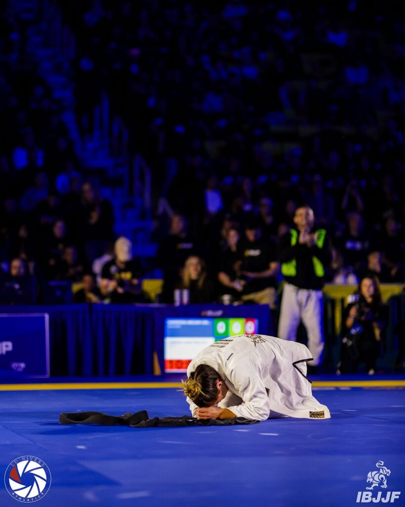 Luiza Monteiro se emociona ao confirma a aposentadoria. Foto: Lu Nivers Athletics