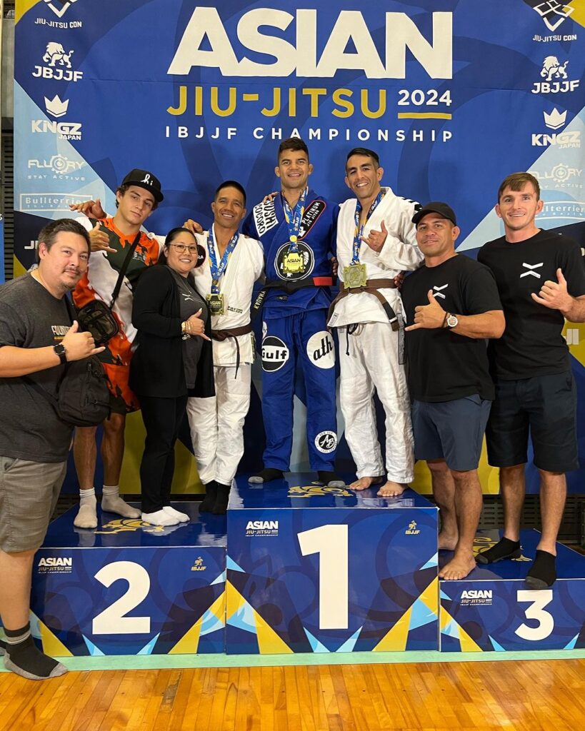 Horlando Monteiro e seus alunos no pódio do Asian Championship. Foto: Arquivo Pessoal