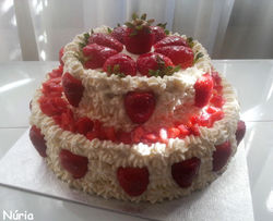 Tarta de chocolate y fresas con nata