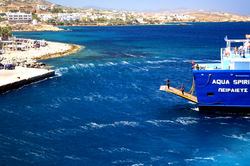 How ferries arrive at Fira's pier