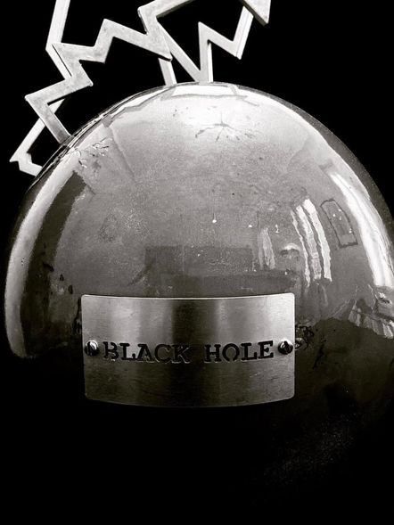 Sculpture de l'artiste peintre Françoise Hauck, oeuvre d'art "Black Hole" de 40 cm de hauteur, sculpture unique peinte à la main, détails en acier gravés, finition résine, vue de dos, catégorie Sculpture. 