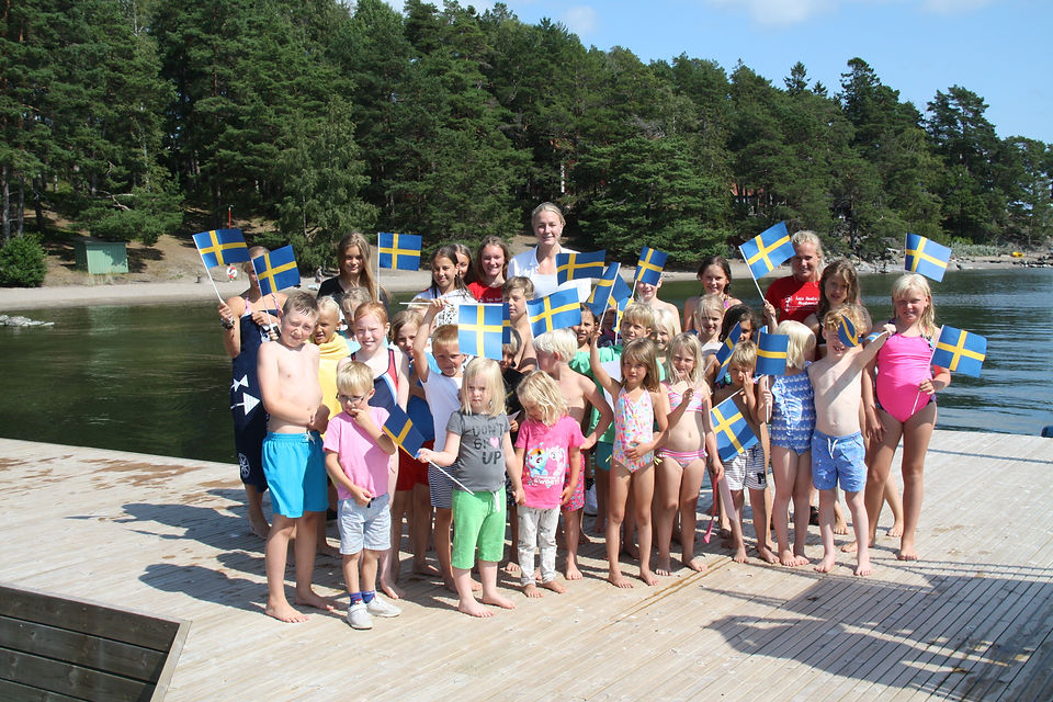 Sarah_med_simskolebarnen_på_bryggan.jpg