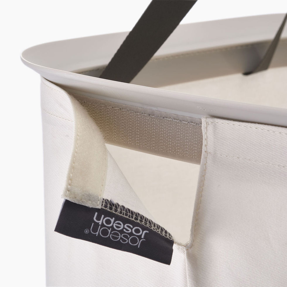 Detail van de Joseph Joseph Tota One draagtas waarbij een deel is losgemaakt van het klittenband aan de kunststof ring.