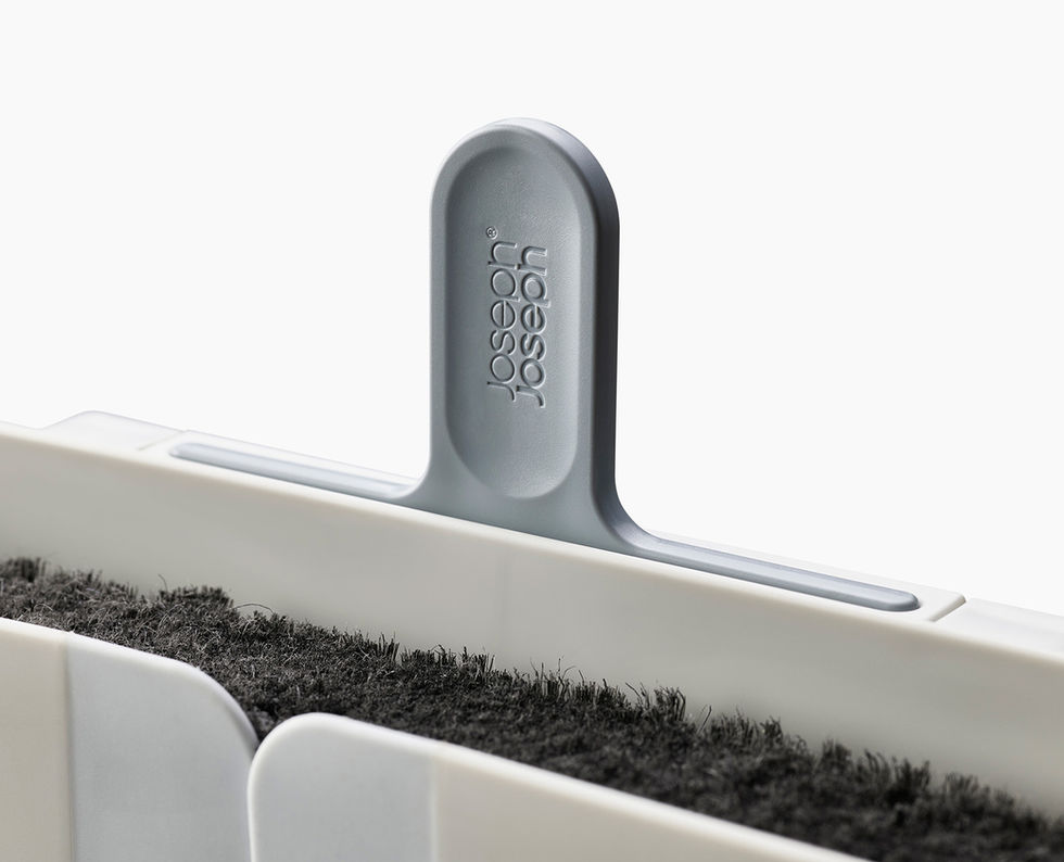 Detail van Joseph Joseph wandhouder met opgeborgen grijze borstelkam en zichtbaar logo