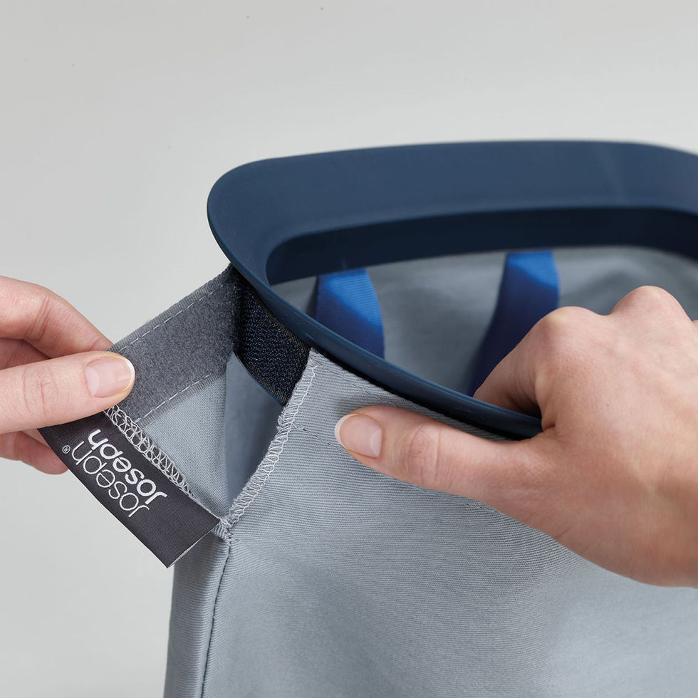 Detail van Joseph Joseph Tota wasmand met waszak bevestigd via klittenband aan kunststof rand, logo zichtbaar