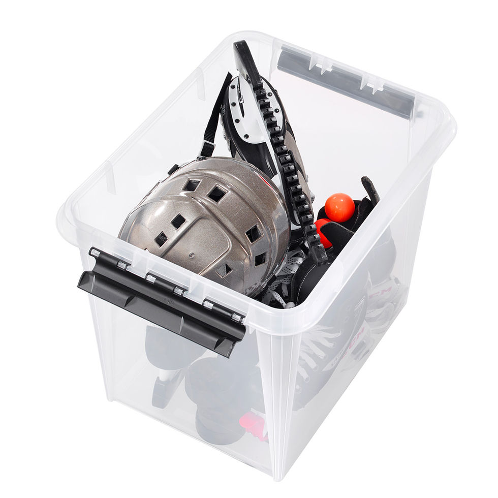Orthex SmartStore Classic 50 opbergbox zonder deksel met zwarte clips, gevuld met schaatsen, helm en rode balletjes