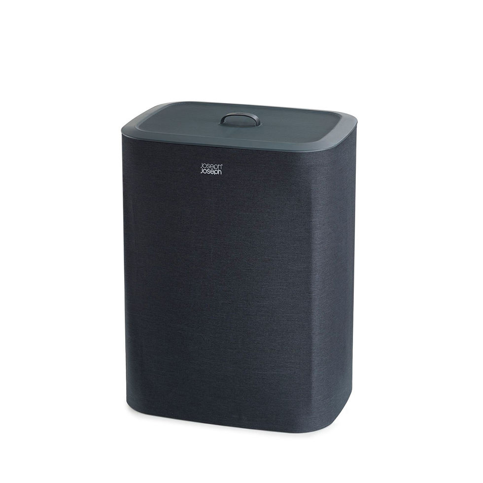 Joseph Joseph Tota wasmand zwart 2x45 liter met gesloten deksel op witte achtergrond