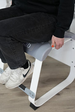 Sitzknochenvermessung über einen Abdruck während der SQLab Körpervermessung beim Harzer E-Bike