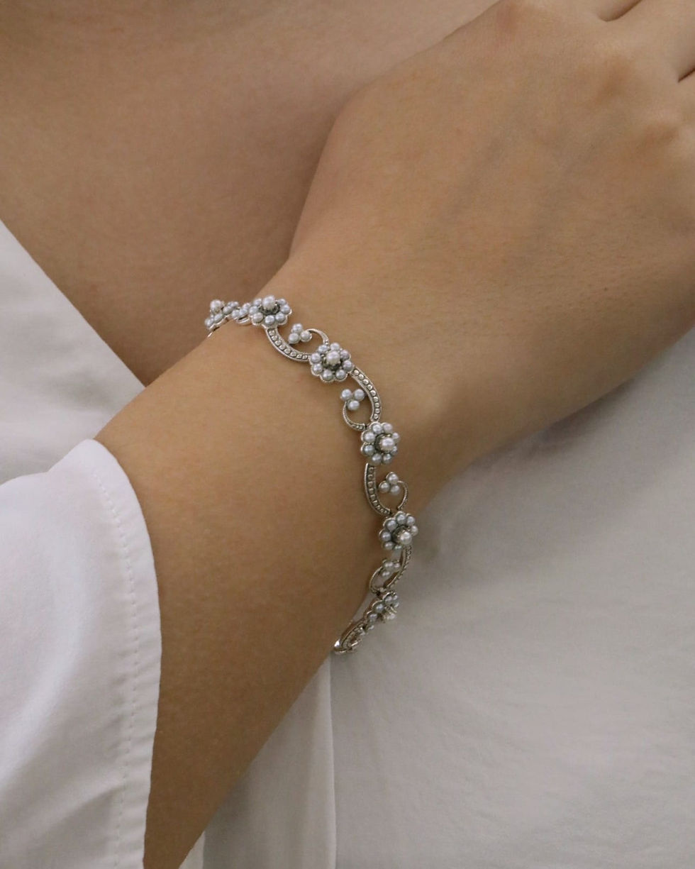 Pulseira prata 15g - pérolas design floral, vista no pulso