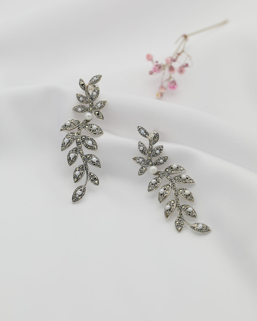 Miniatura: Brincos prata 10.7g -  arranjo floral pérolas e marcassites 55mm, vista em fundo cetim branco