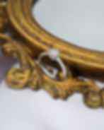 Anel ouro branco 19.2kt 2.9g - diamantes, vista sobre uma moldura dourada