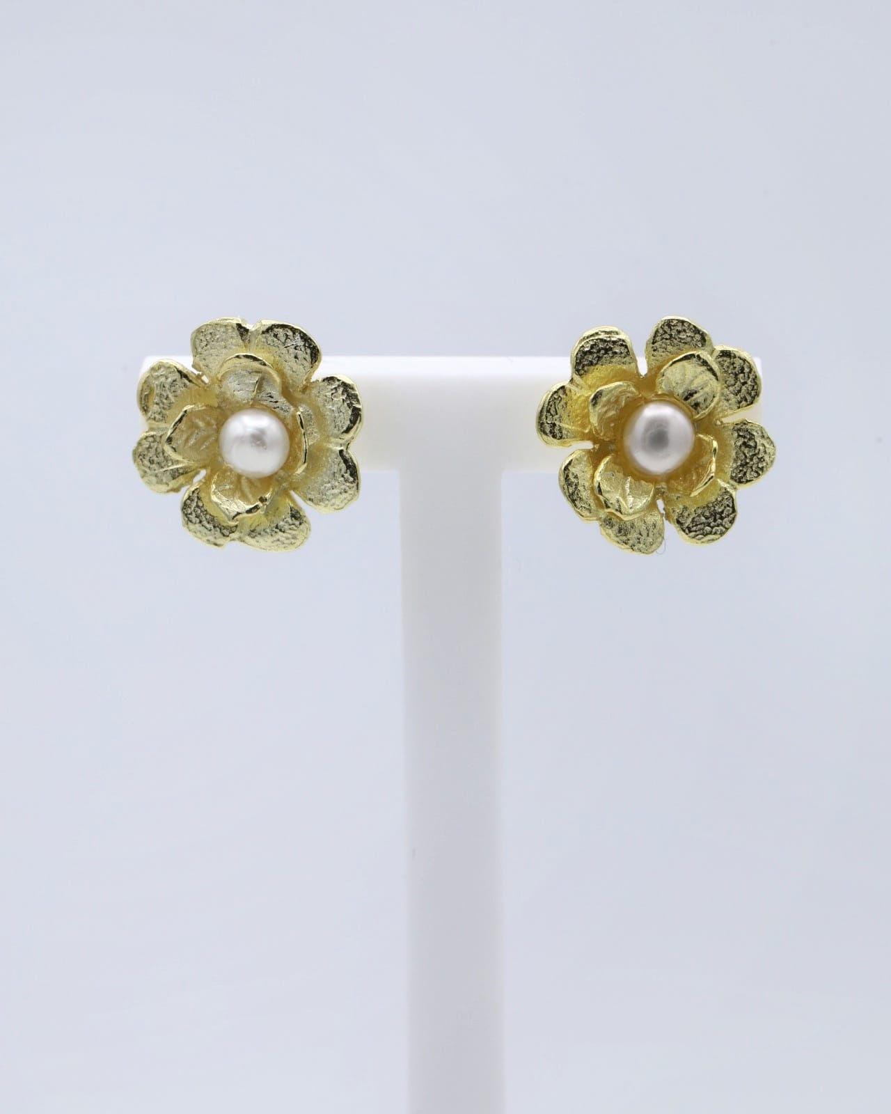 Brincos em prata dourada 1.6g - flores pérolas 12mm