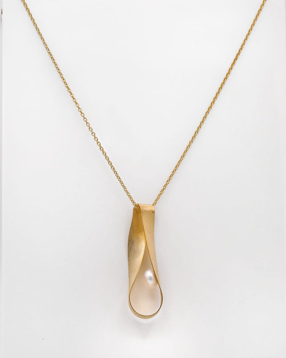 Fio em prata dourada com pérola