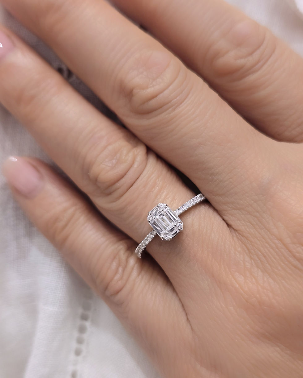Anel ouro branco 19.2kt 2.6g - diamantes lapidação esmeralda, vista colocado no dedo