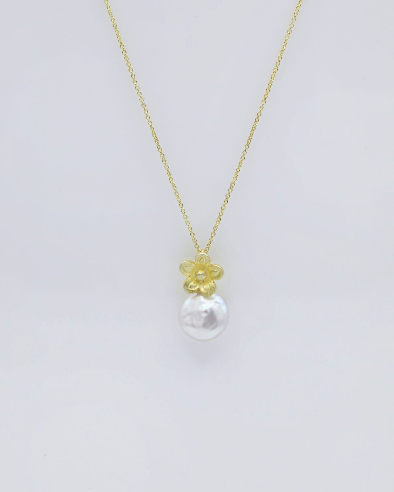 Fio prata dourada 2.6g - flor com pérola 42cm