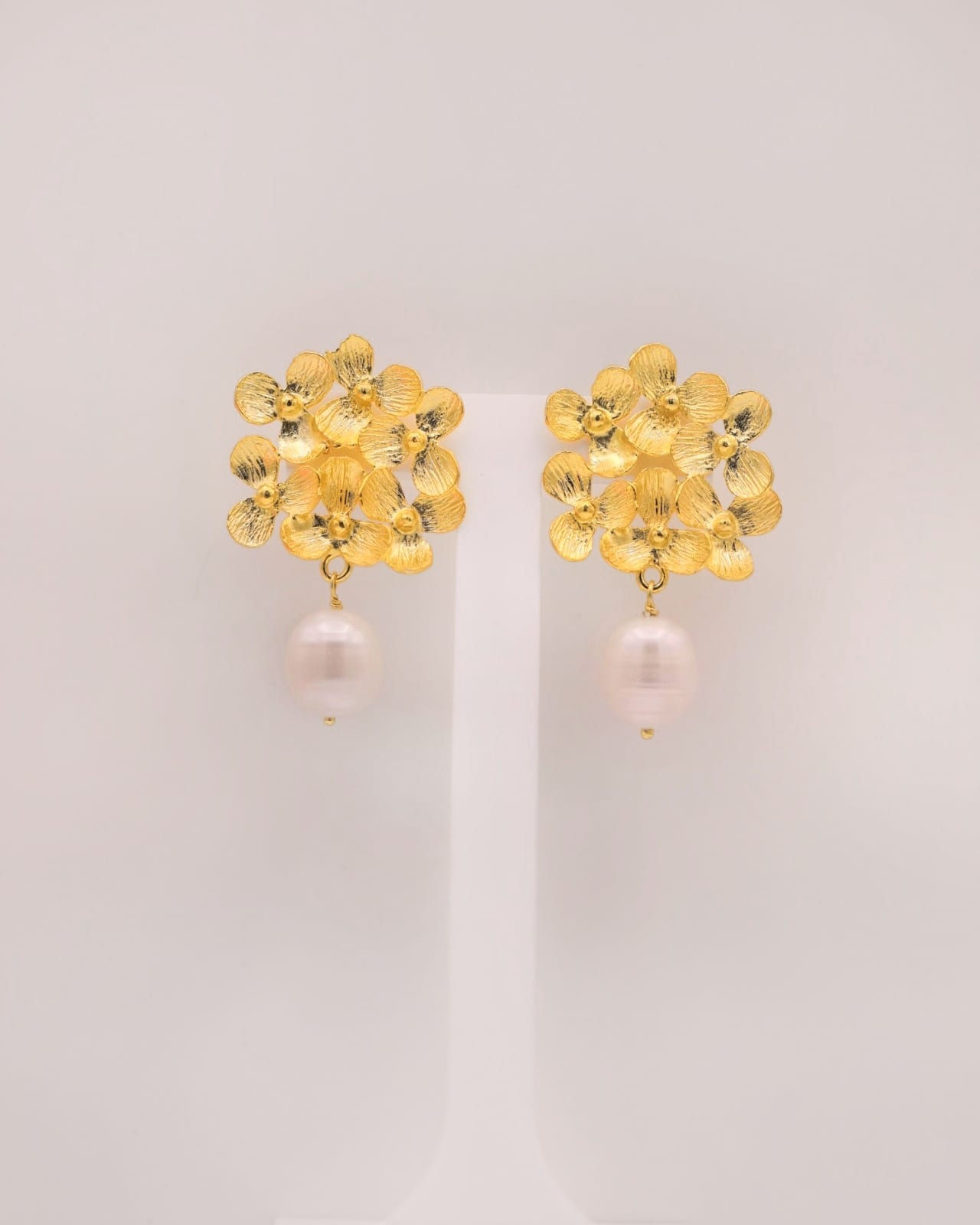 Brincos em prata dourada com pérolas - flores