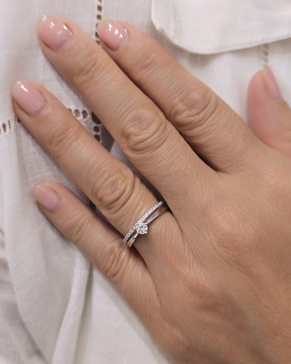 Anel ouro branco 19.2kt 3.2g - diamante solitário e pavé, vista colocado no dedo