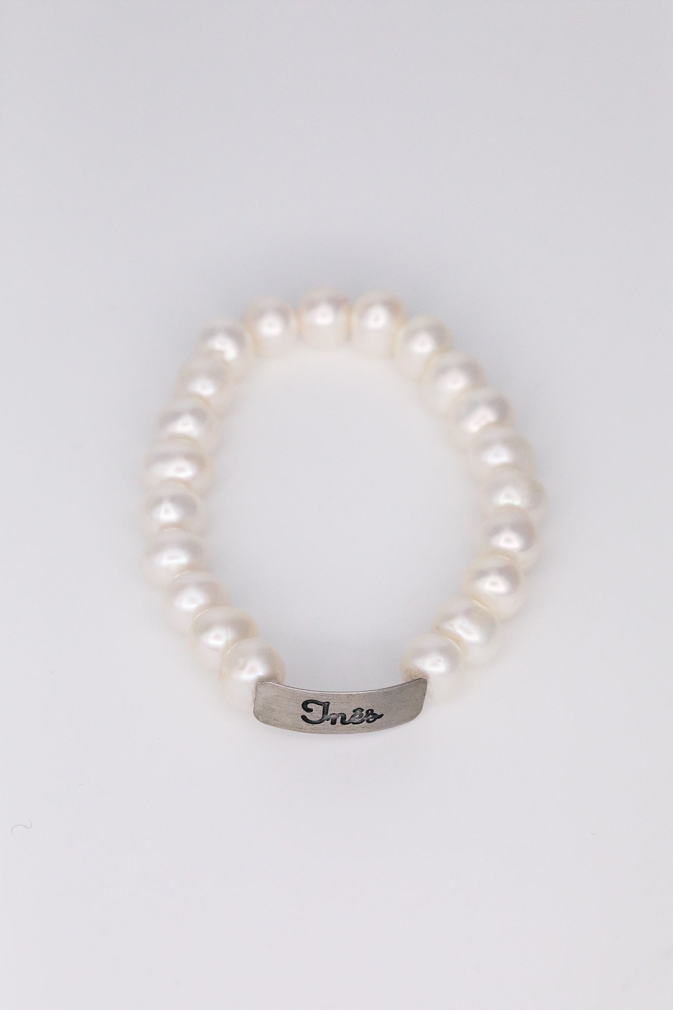 Pulseira em prata com pérolas e chapa