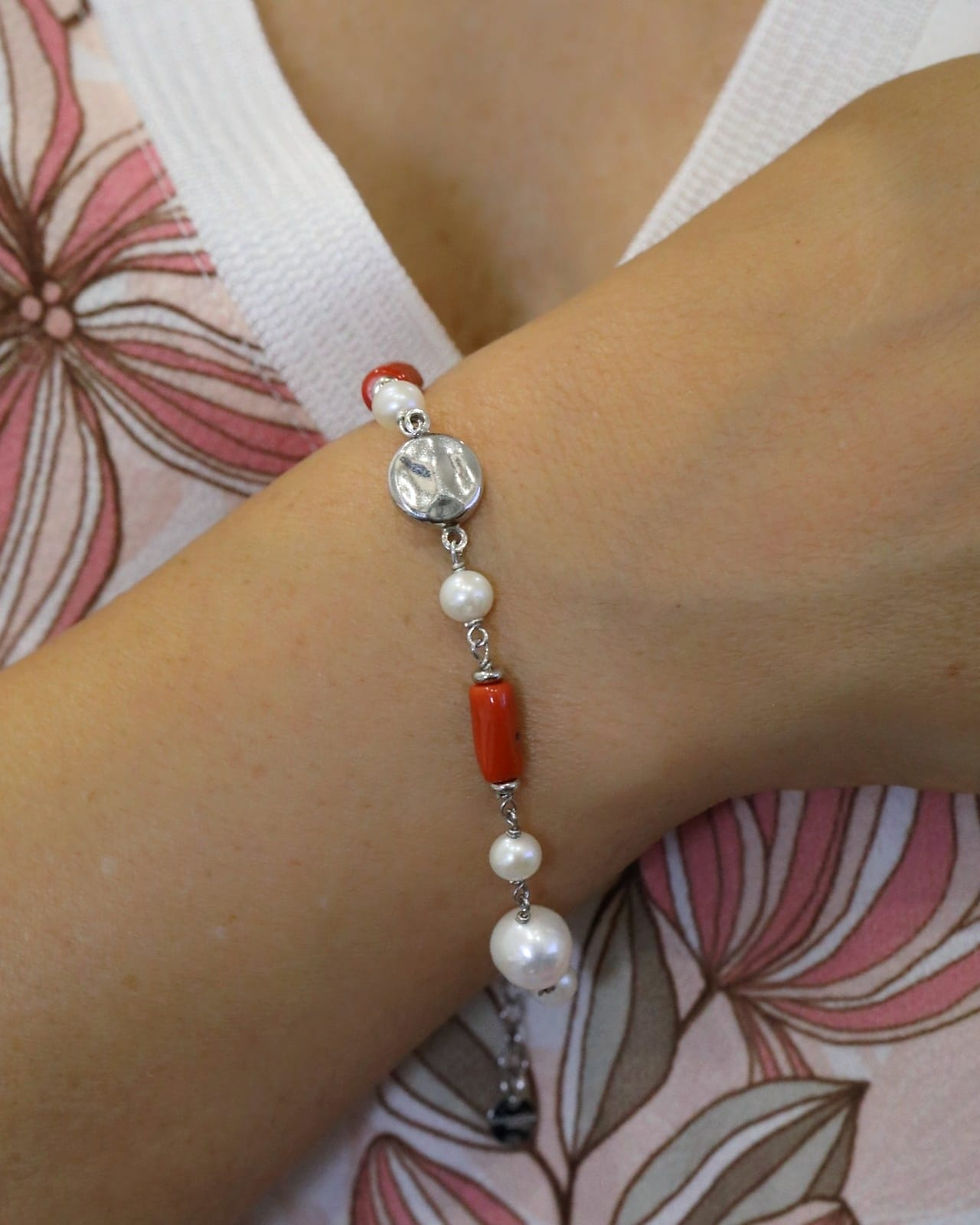 Miniatura: Pulseira em prata com pérolas e coral, visualização no pulso