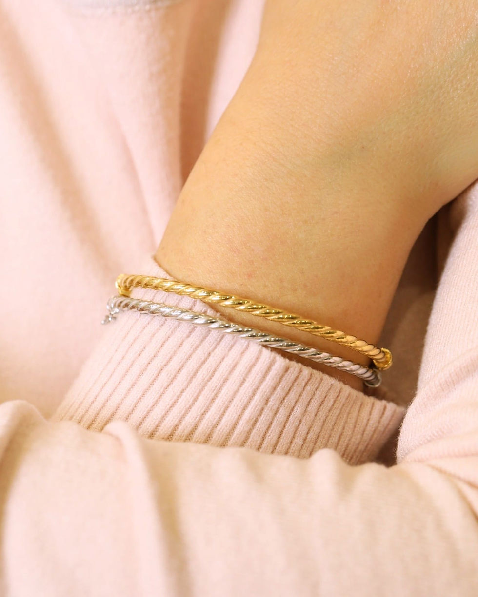 Vista das duas pulseiras no pulso