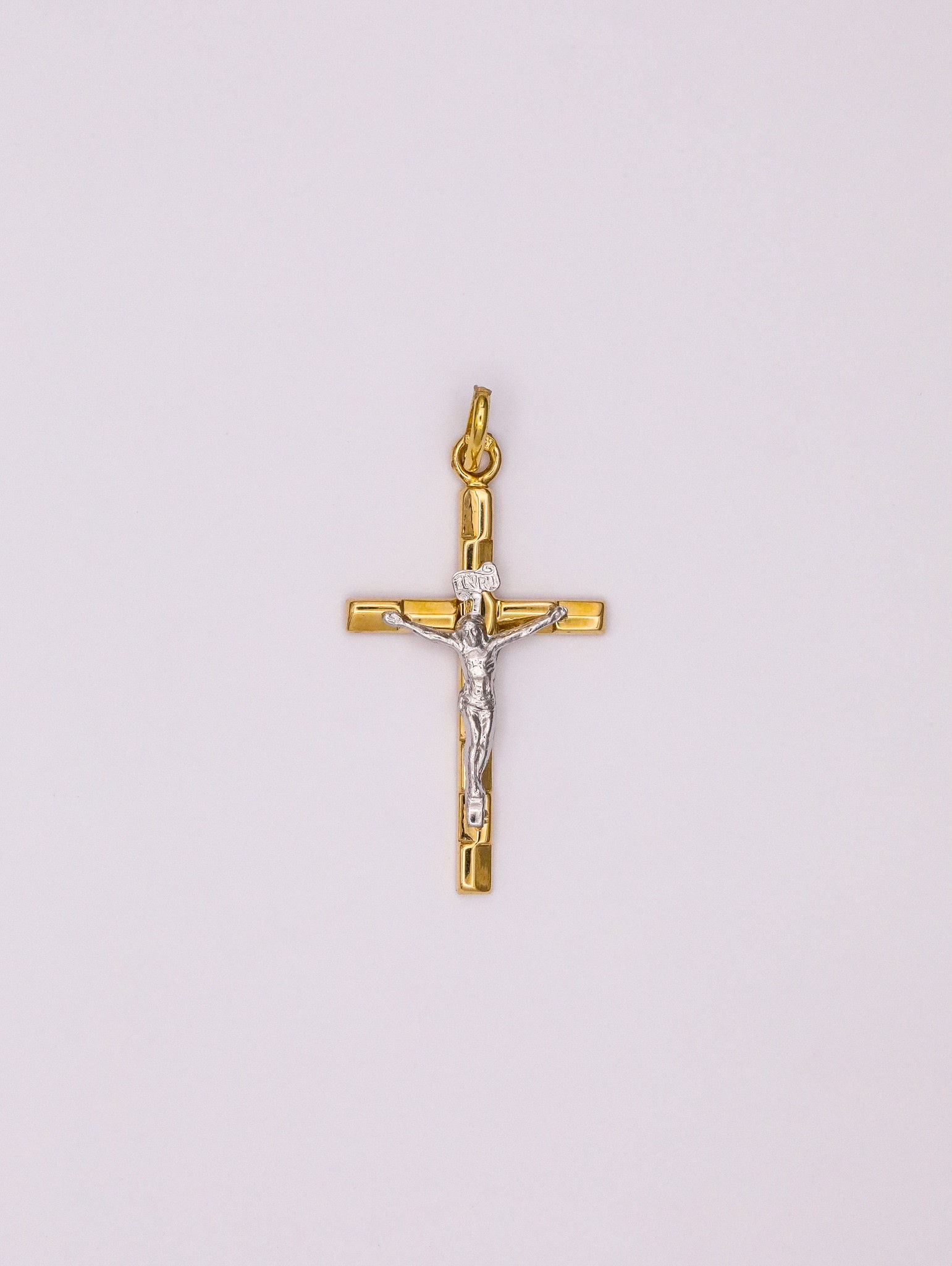 Crucifixo em ouro bicolor 19.2kt - 1.4g 28mm
