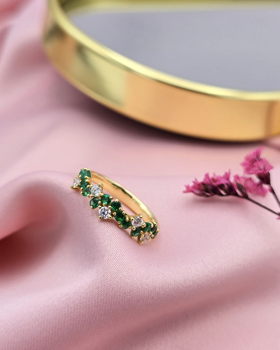 Miniatura: Anel ouro amarelo 19.2kt 2.8g - esmeraldas e diamantes, vista em fundo cetim rosa