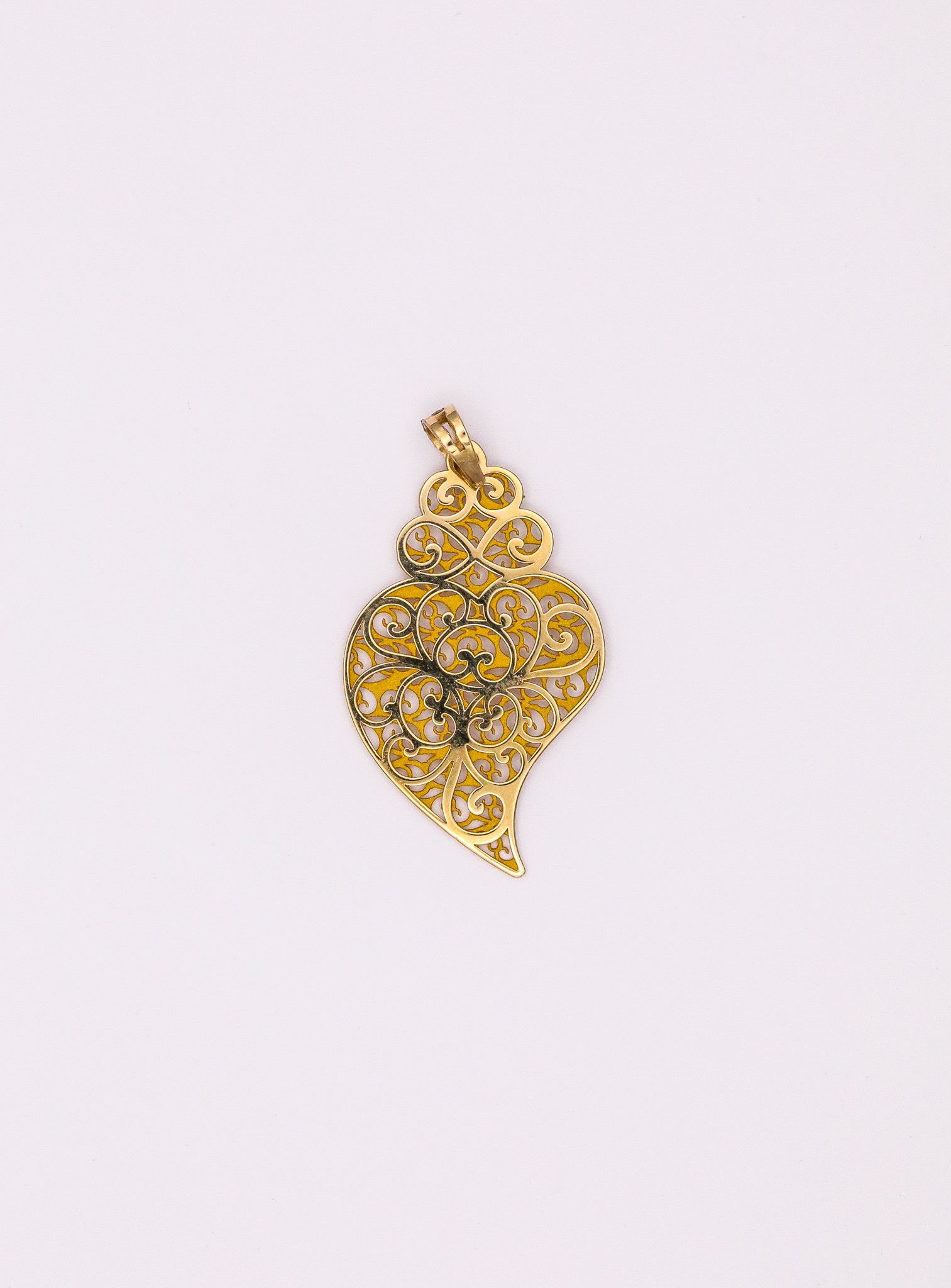 Medalha rendilhada em ouro amarelo - coração de Viana