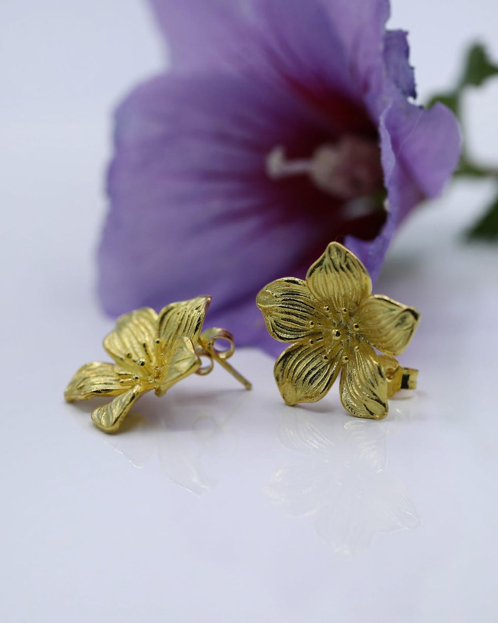 Miniatura: Brincos em prata dourada - flor, detalhe