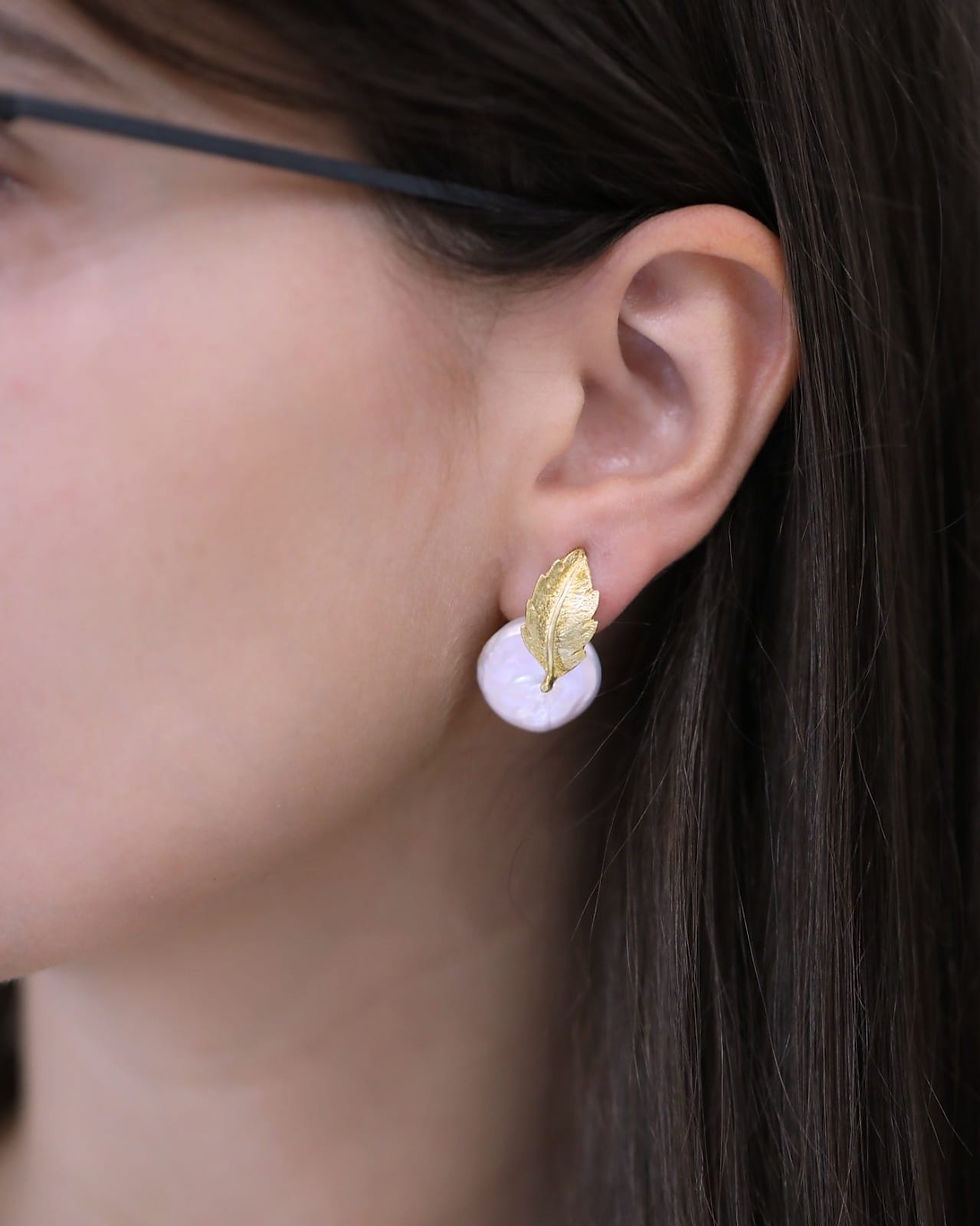 Brincos prata dourada 2.3g - folhas pérolas 25mm, visualização na orelha de uma modelo