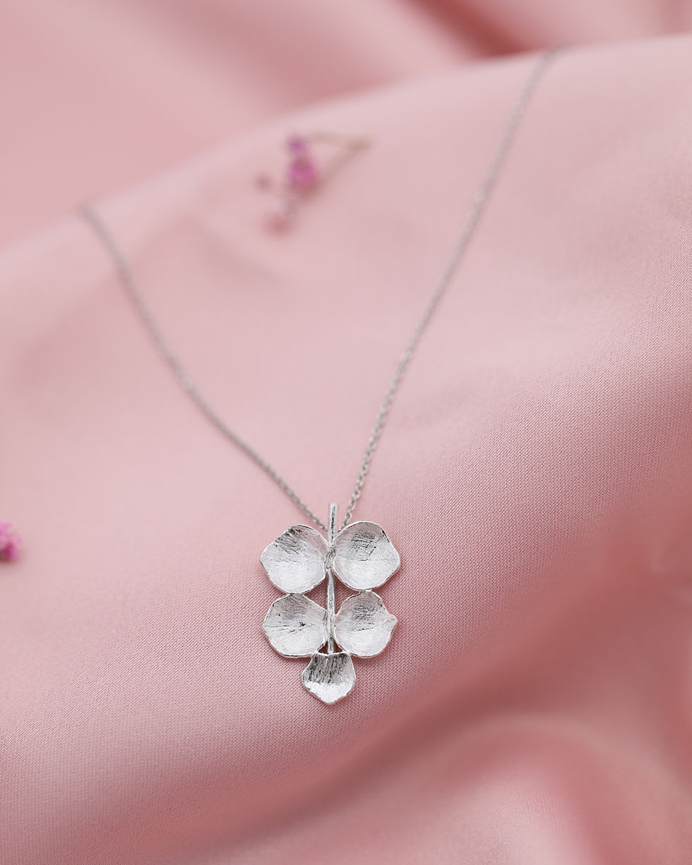 Miniatura: Fio em prata com pendente - folha composta, em fundo cetim rosa