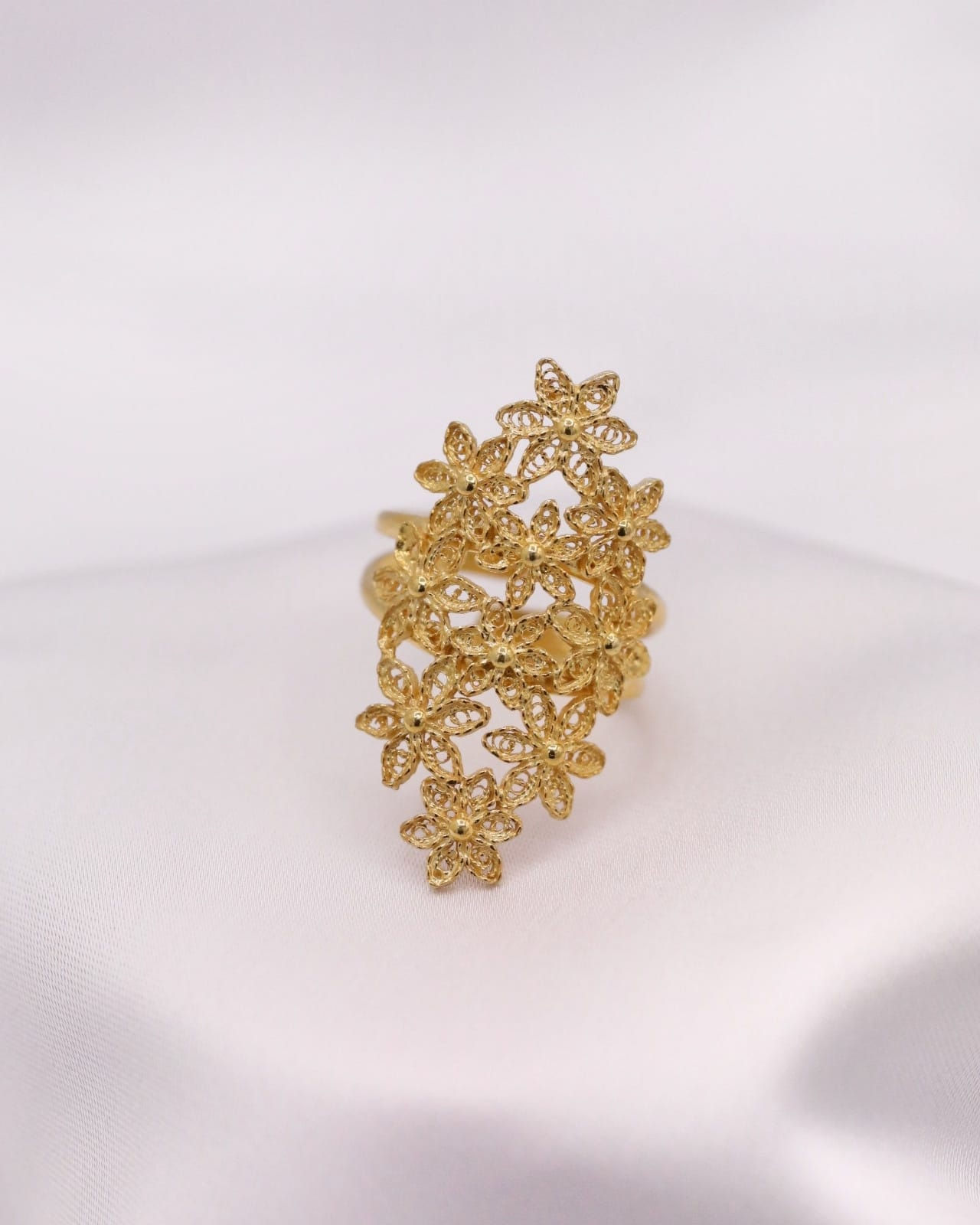 Anel em prata dourada - flores em filigrana