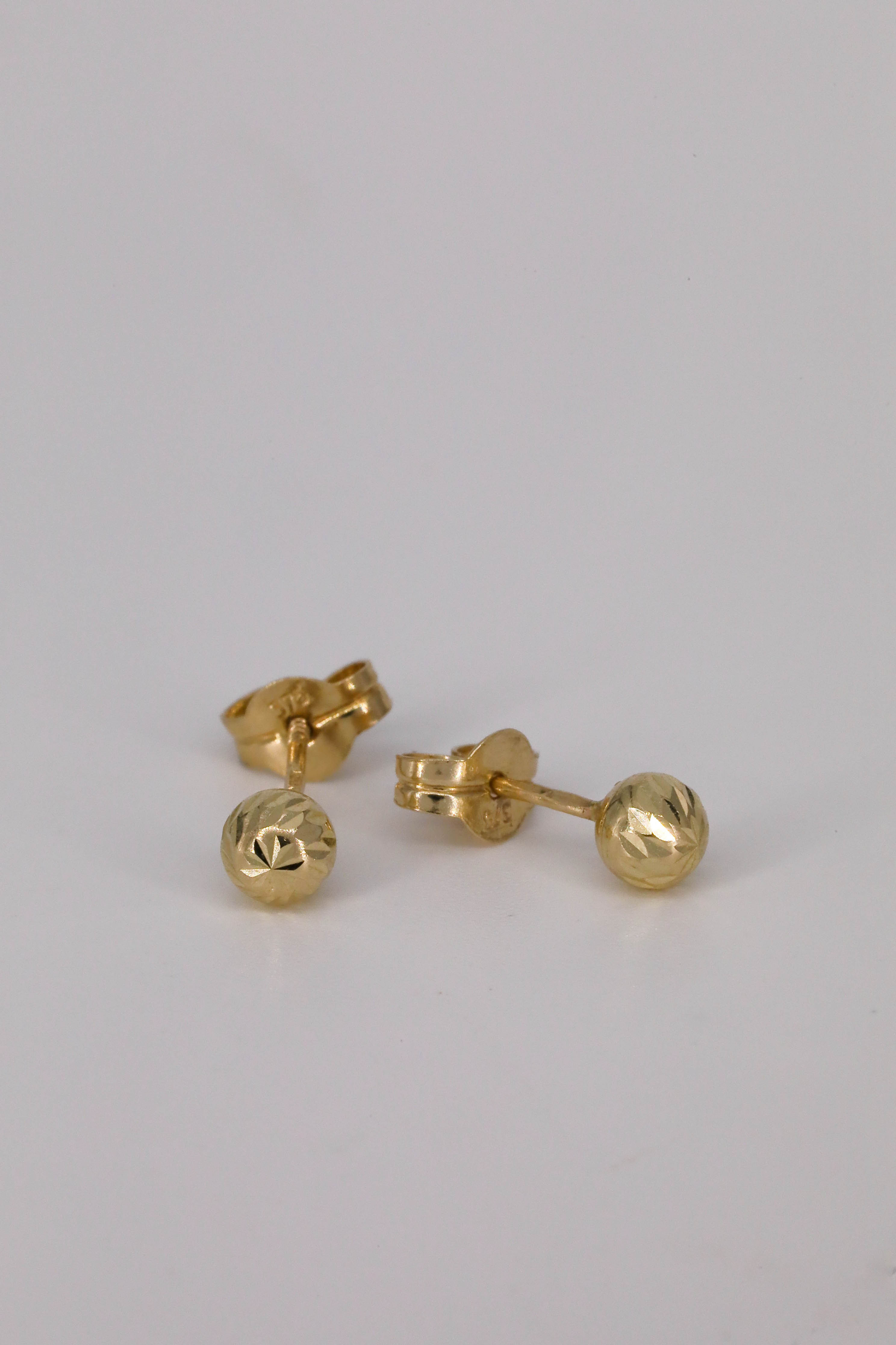 Brincos ouro amarelo 9kt 0.3g - esferas facetadas 4mm