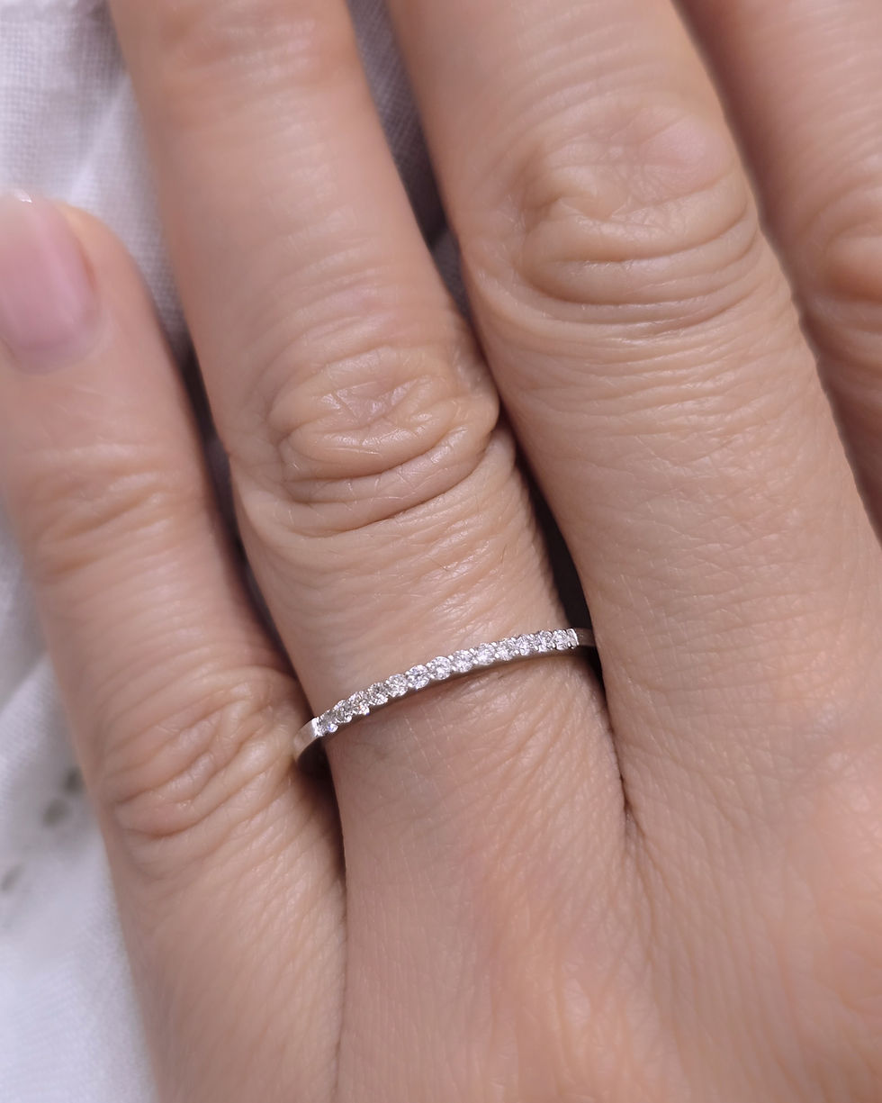 Miniatura: Anel ouro branco 19.2kt 1.4g - diamantes memória, vista em pormenor colocado no dedo