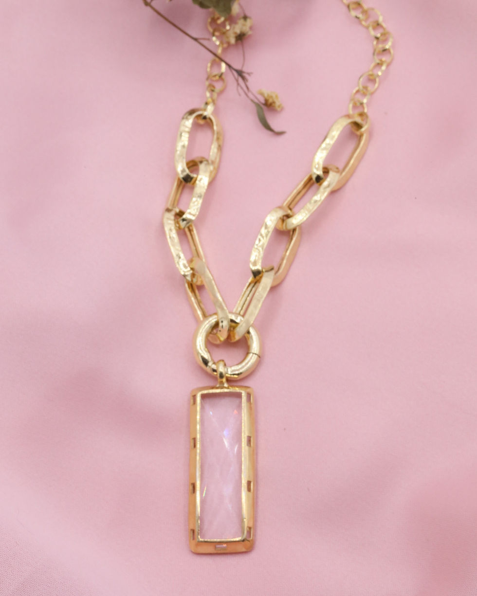 Colar em prata dourada com pendente - pedra incolor, em fundo cetim rosa