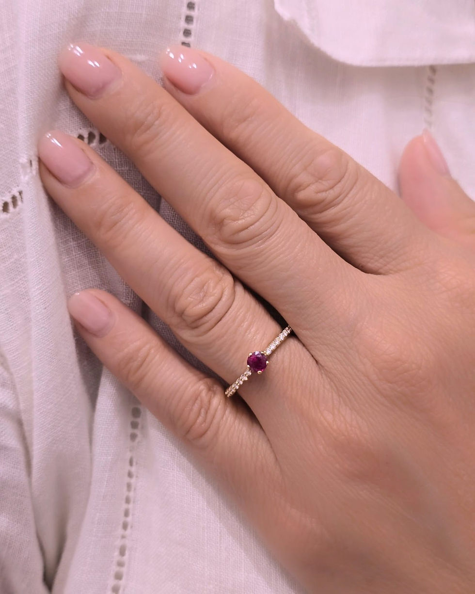 Miniatura: Anel ouro amarelo 19.2kt 2.7g - rubi e diamantes, vista colocado na mão