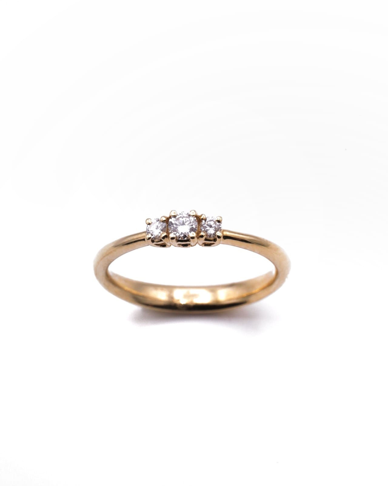 Anel ouro amarelo 19.2kt 2.9g - três diamantes