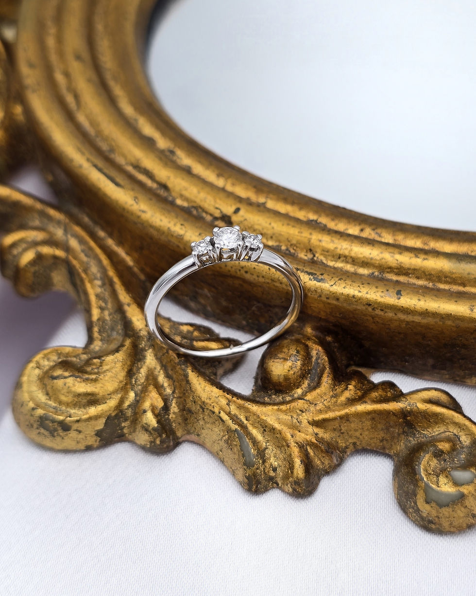 Miniatura: Anel ouro branco 19.2kt 1.9g - três diamantes, vista sobre moldura dourada de um espelho